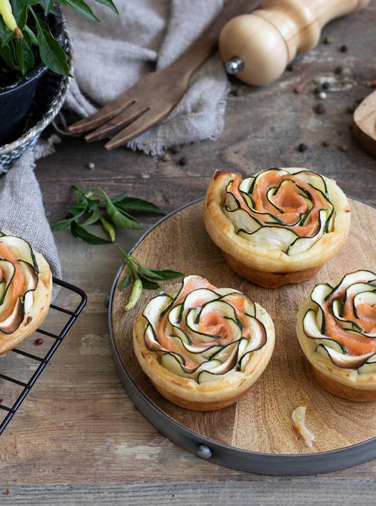 Flores de hojaldre con salmón ahumado y calabacín