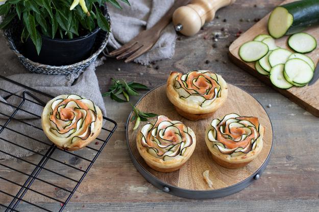 Flores de hojaldre con salmón ahumado y calabacín