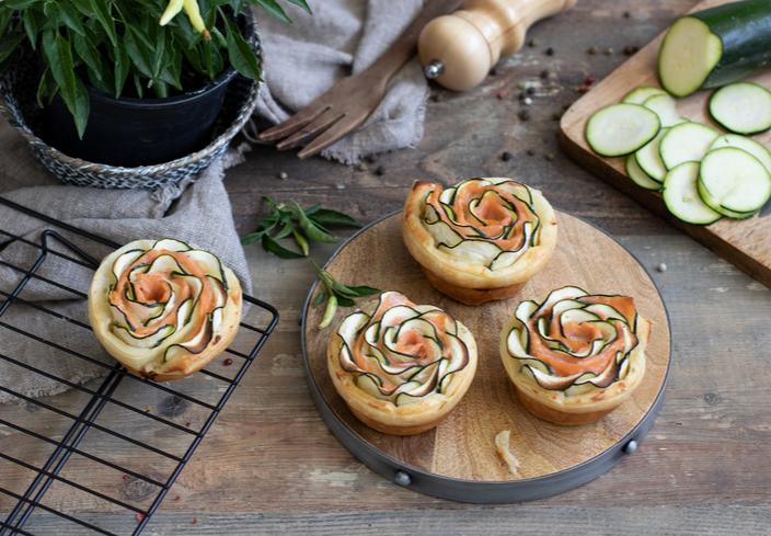 Flores de hojaldre con salmón ahumado y calabacín