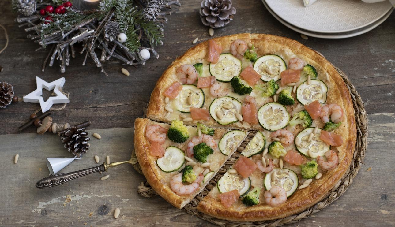 Tarta de hojaldre con gambas, salmón ahumado y verduras