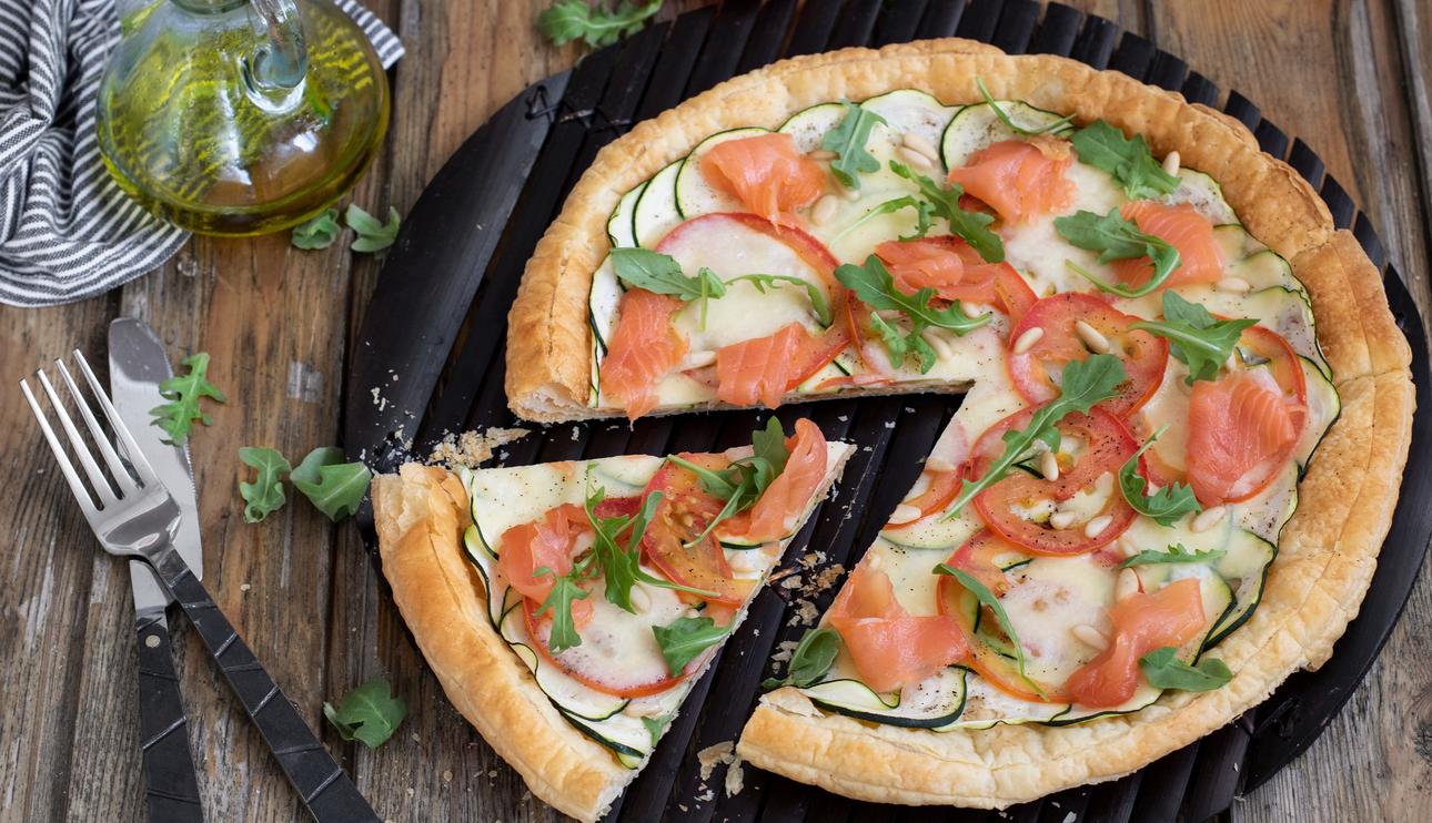 Tarta de hojaldre y salmón ahumado con verduras