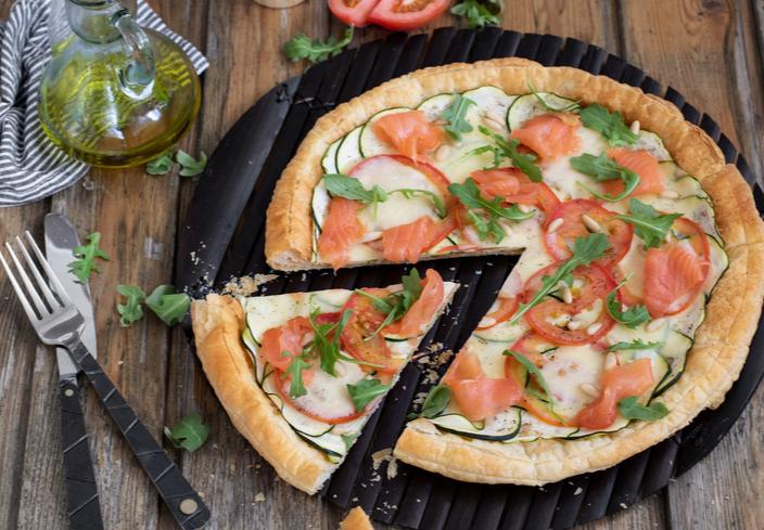 Tarta de hojaldre y salmón ahumado con verduras