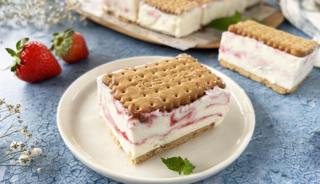 Sandwich helado de leche condensada y frambuesas