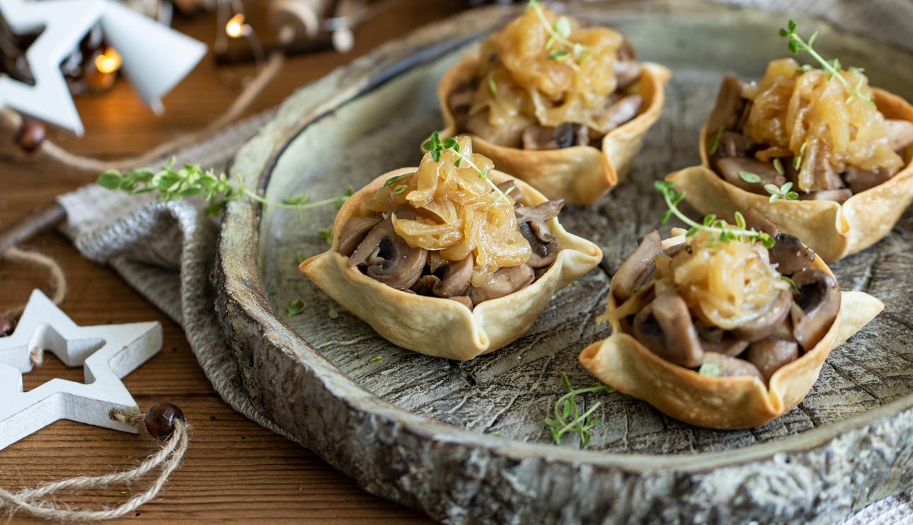 Tartaletas con champiñones y cebolla caramelizada