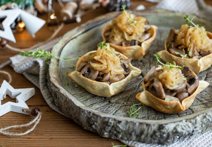 Tartaletas con champiñones y cebolla caramelizada