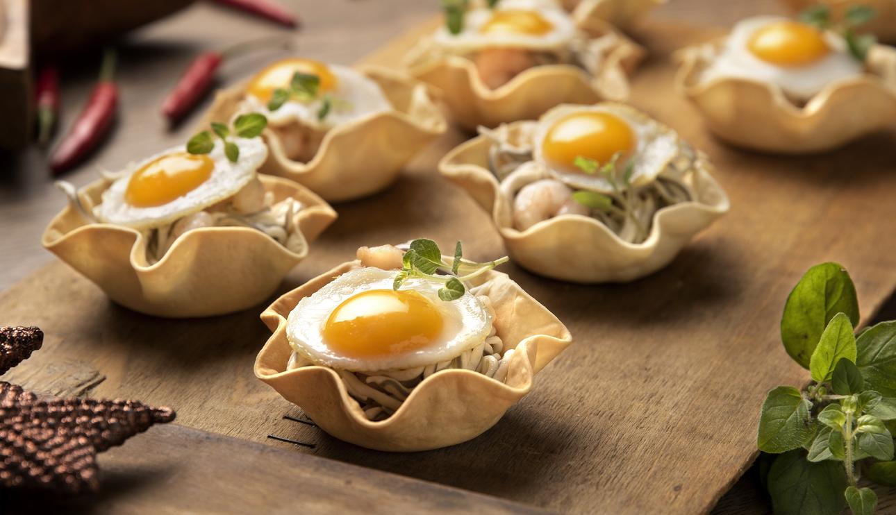 Tartaletas de gulas y gambas con huevo de codorniz