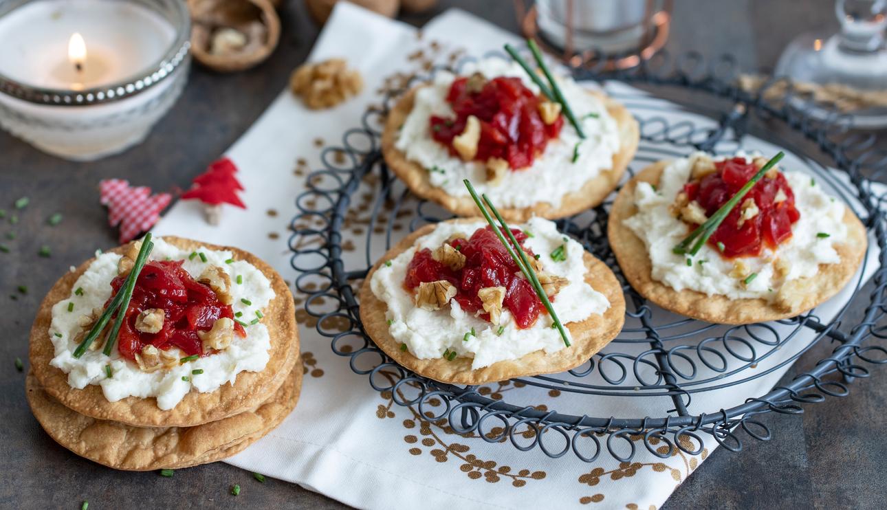 Montaditos de brandada de bacalao y piquillos confitados