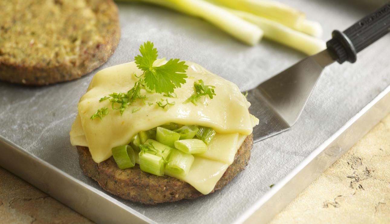 Classic Burger con ajos tiernos y queso