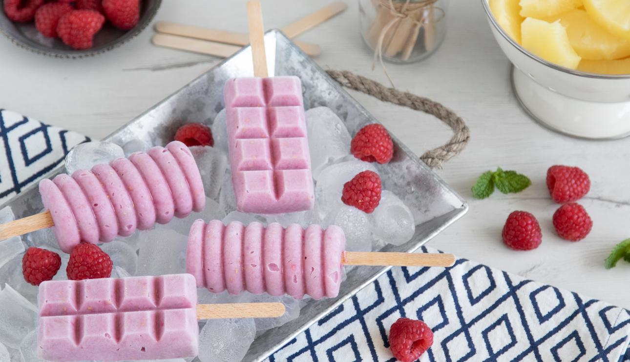 Polos de leche condensada, piña y frambuesas