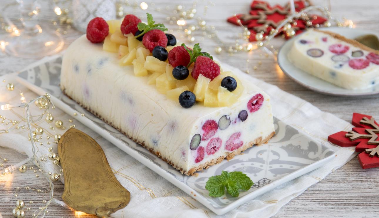 Tarta helada de queso y leche condensada, con piña y frutos rojos
