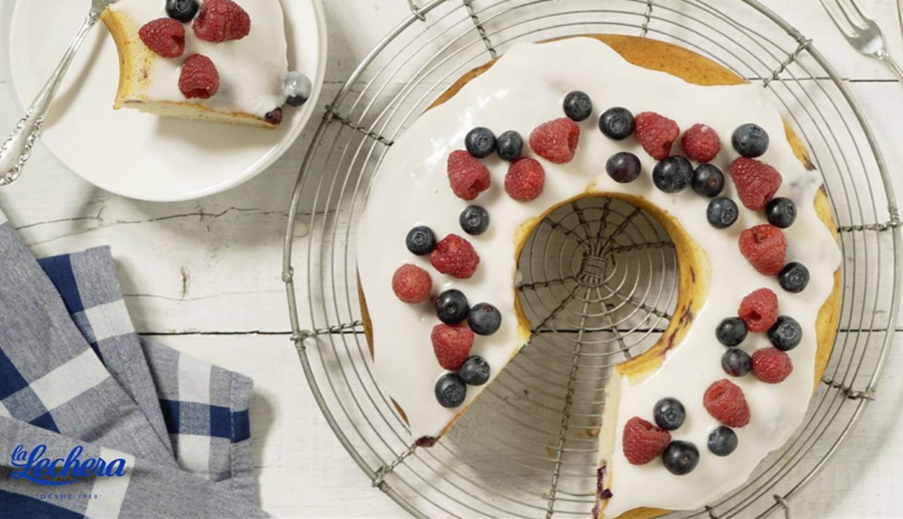 Bizcocho de yogur de fresa con frutos rojos