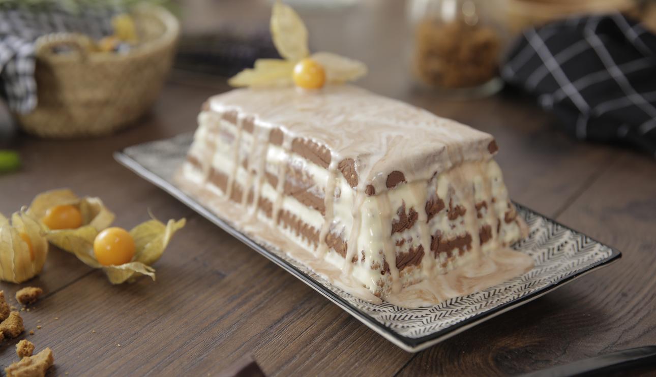 Tarta de galletas con chocolate negro y blanco