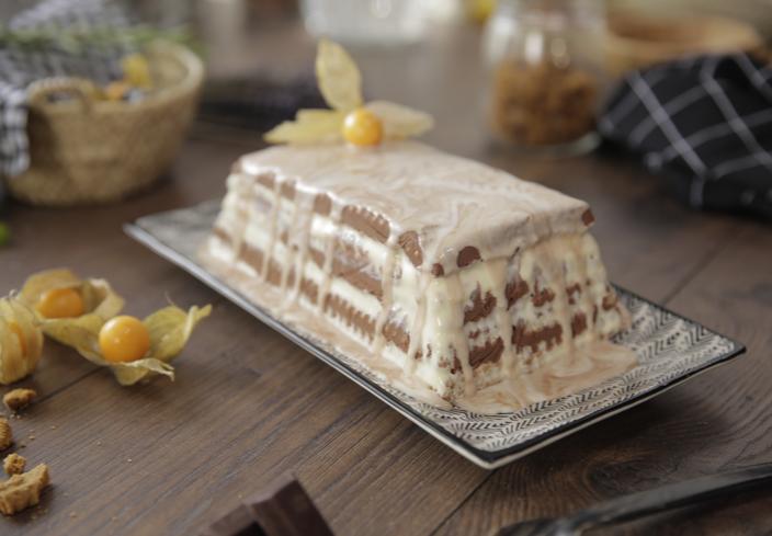 Tarta de galletas con chocolate negro y blanco