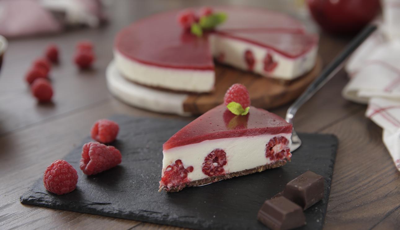 Tarta de queso, chocolate blanco y cobertura de frambuesa