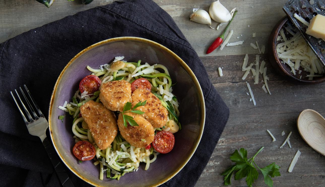 Ensalada templada de espaguetis de calabacín y Nuggets veganos