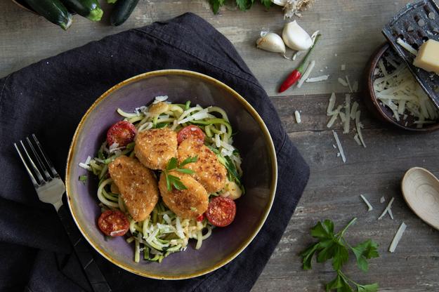 Ensalada templada de espaguetis de calabacín y Nuggets veganos