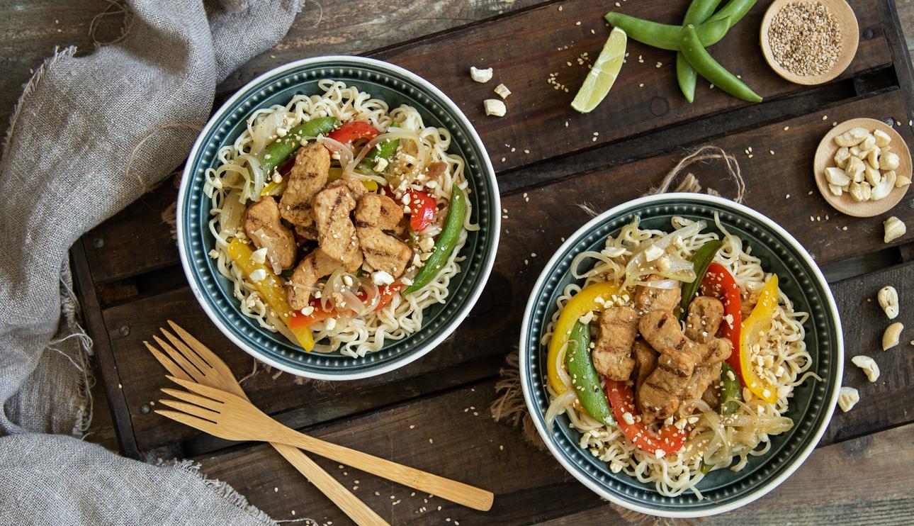 Wok de noodles con salsa hoisin y bocaditos