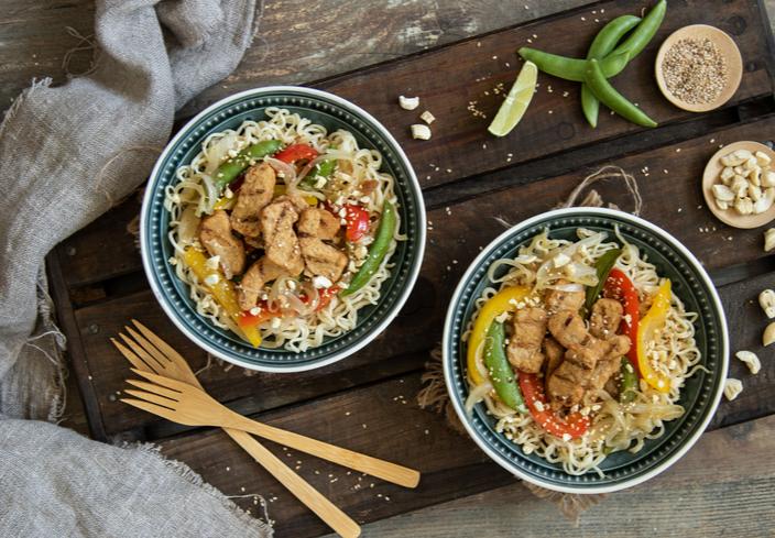 Wok de noodles con salsa hoisin y bocaditos