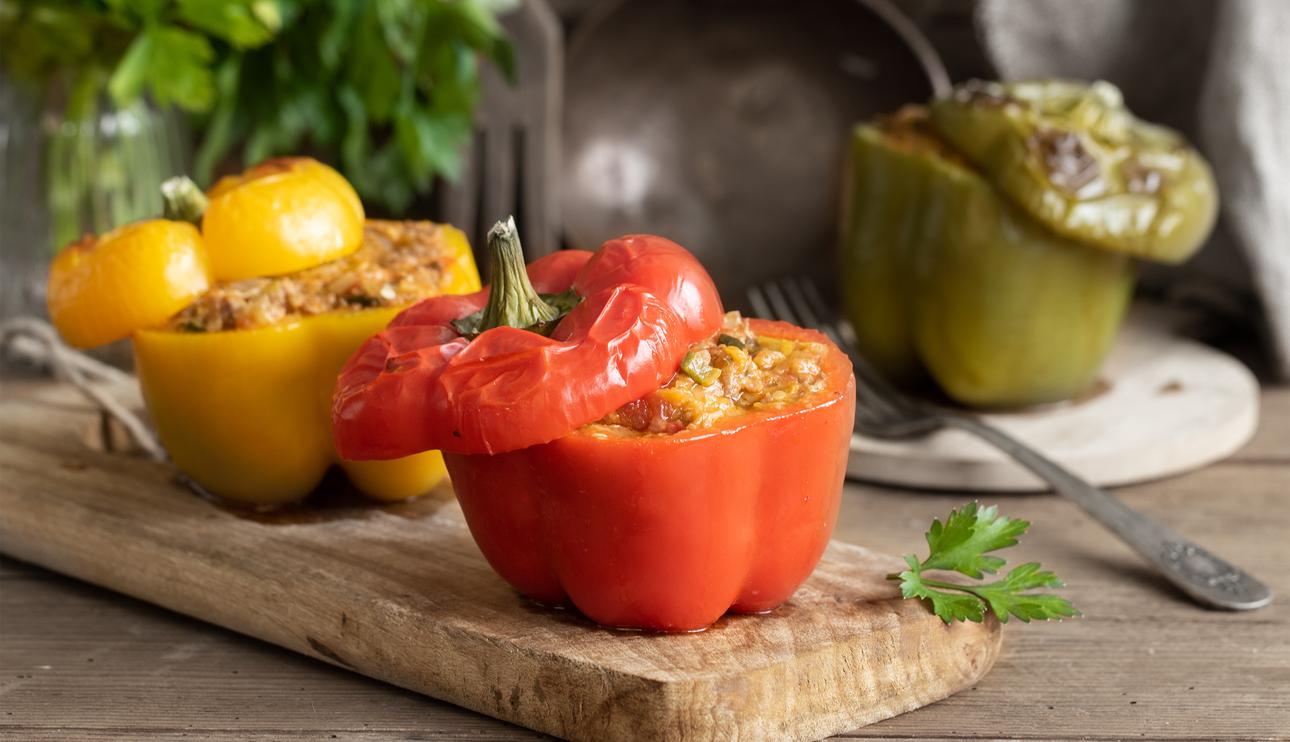 Pimientos rellenos de carne picada, verduras y tomate