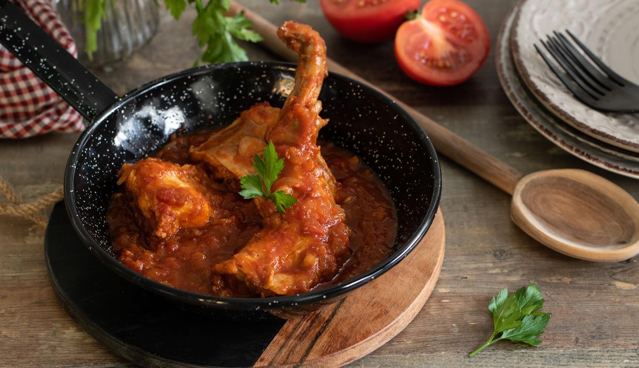 Conejo en salsa de  tomate