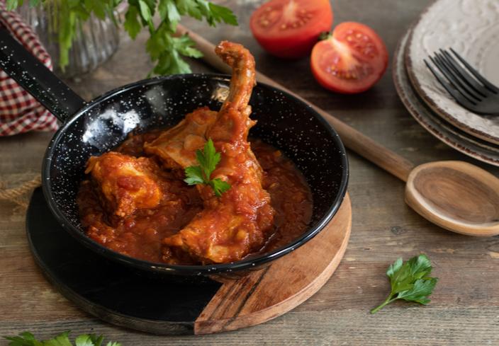 Conejo en salsa de  tomate