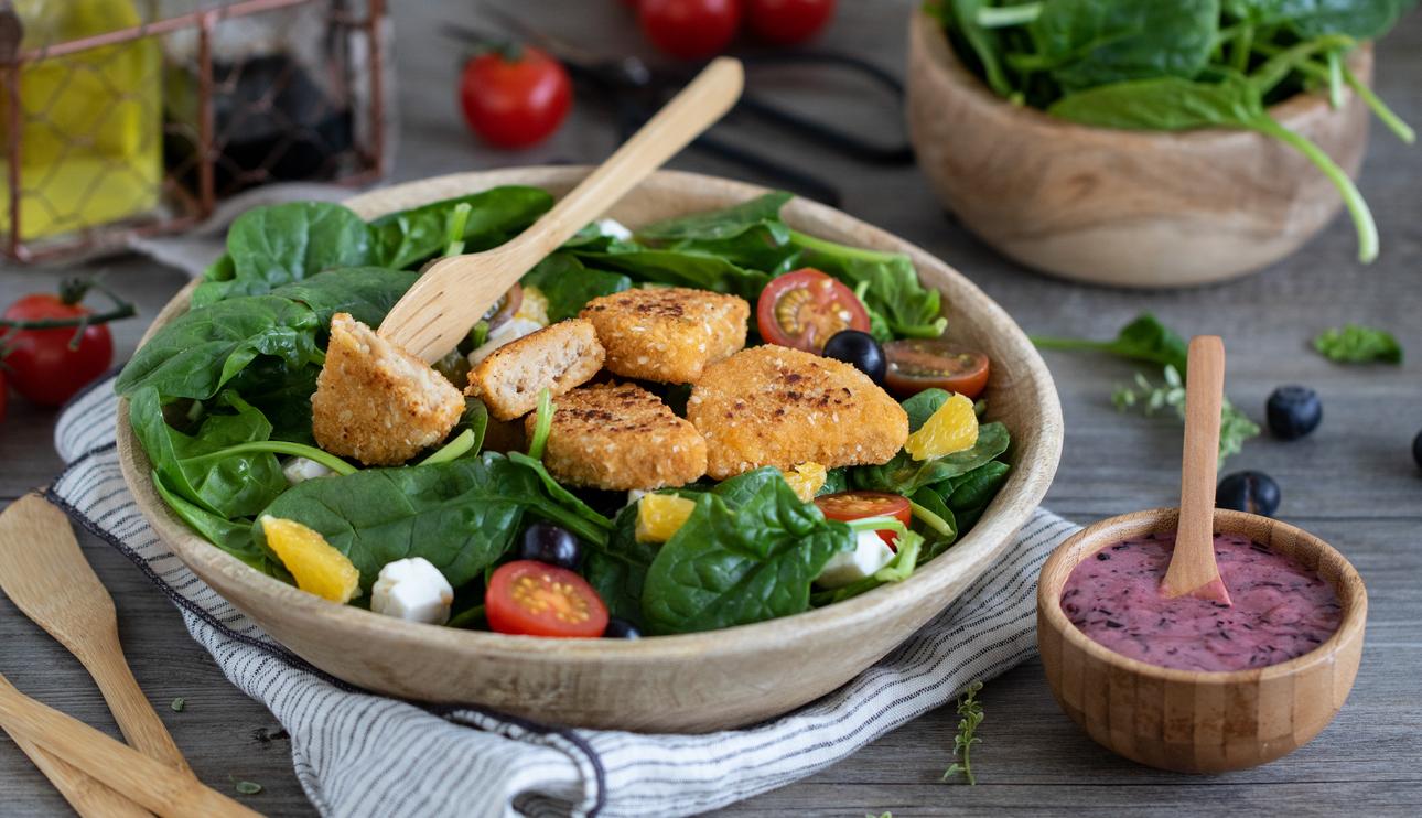 Ensalada de espinacas baby con nuggets veganos y vinagreta de arándanos