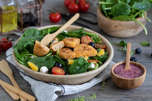 Ensalada de espinacas baby con nuggets veganos y vinagreta de arándanos