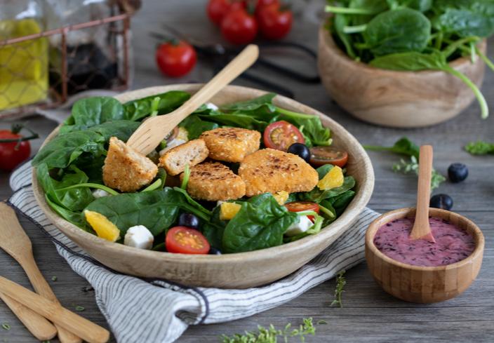 Ensalada de espinacas baby con nuggets veganos y vinagreta de arándanos
