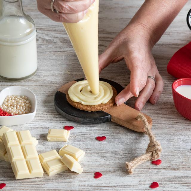 Pastel de chocolate blanco y galletas de avena para San Valentín
