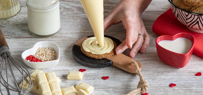 Pastel de chocolate blanco y galletas de avena para San Valentín