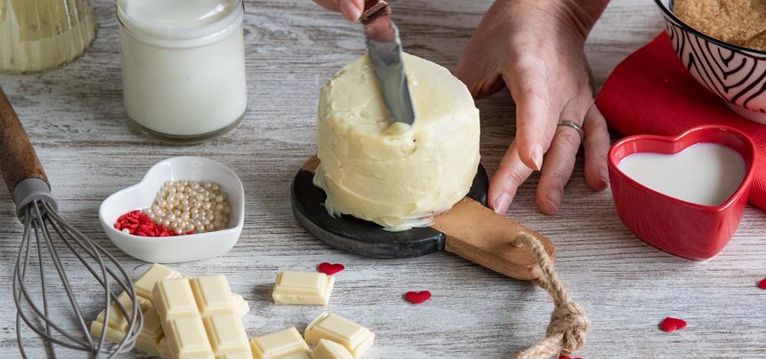 Pastel de chocolate blanco y galletas de avena para San Valentín