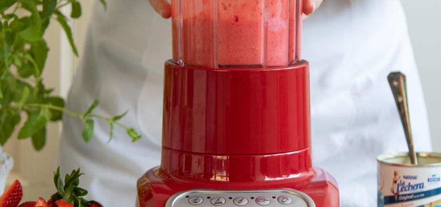 Cocktail de cava, fresas y leche condensada para San Valentín
