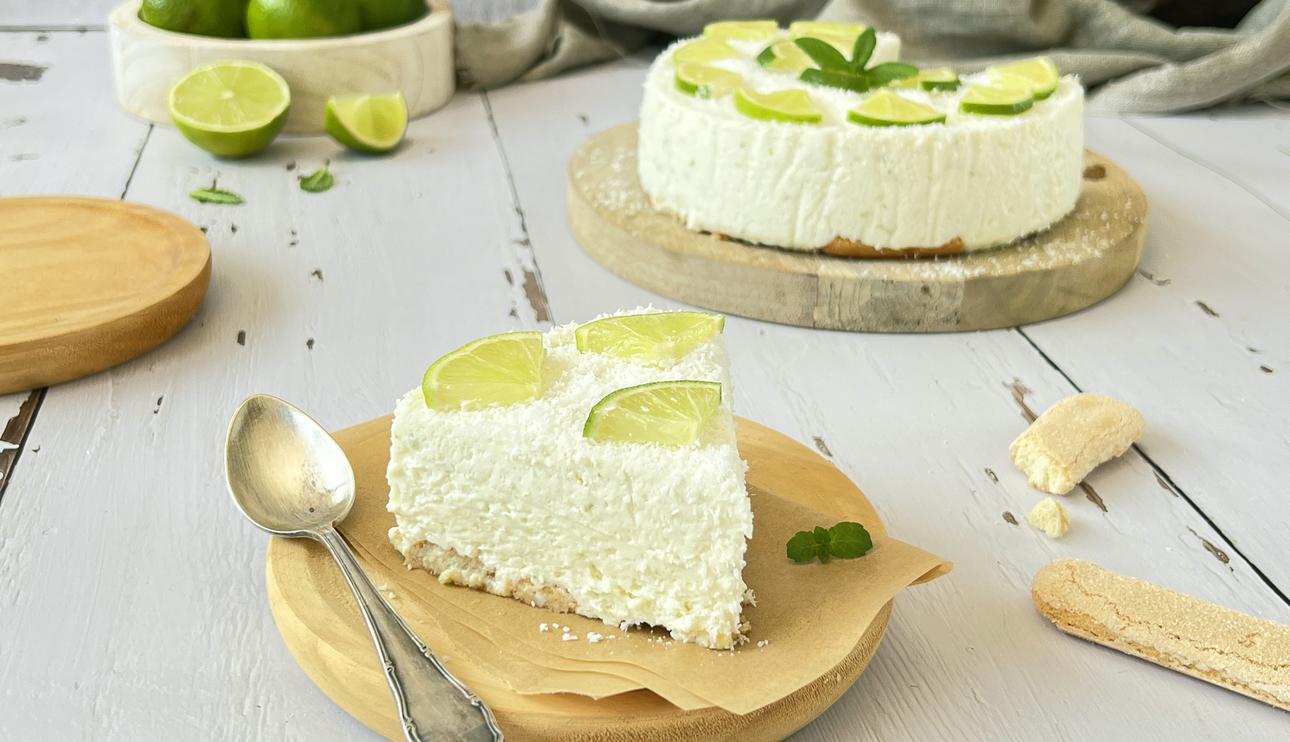 Tarta de queso con base de bizcocho y leche condensada, lima y coco