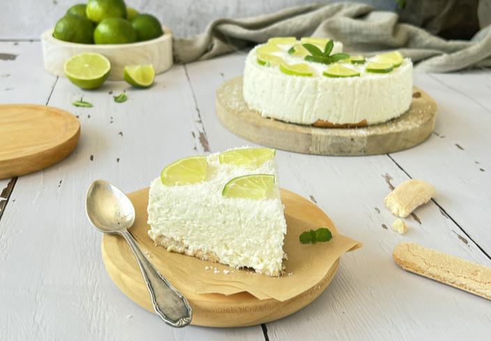 Tarta de queso con base de bizcocho y leche condensada, lima y coco