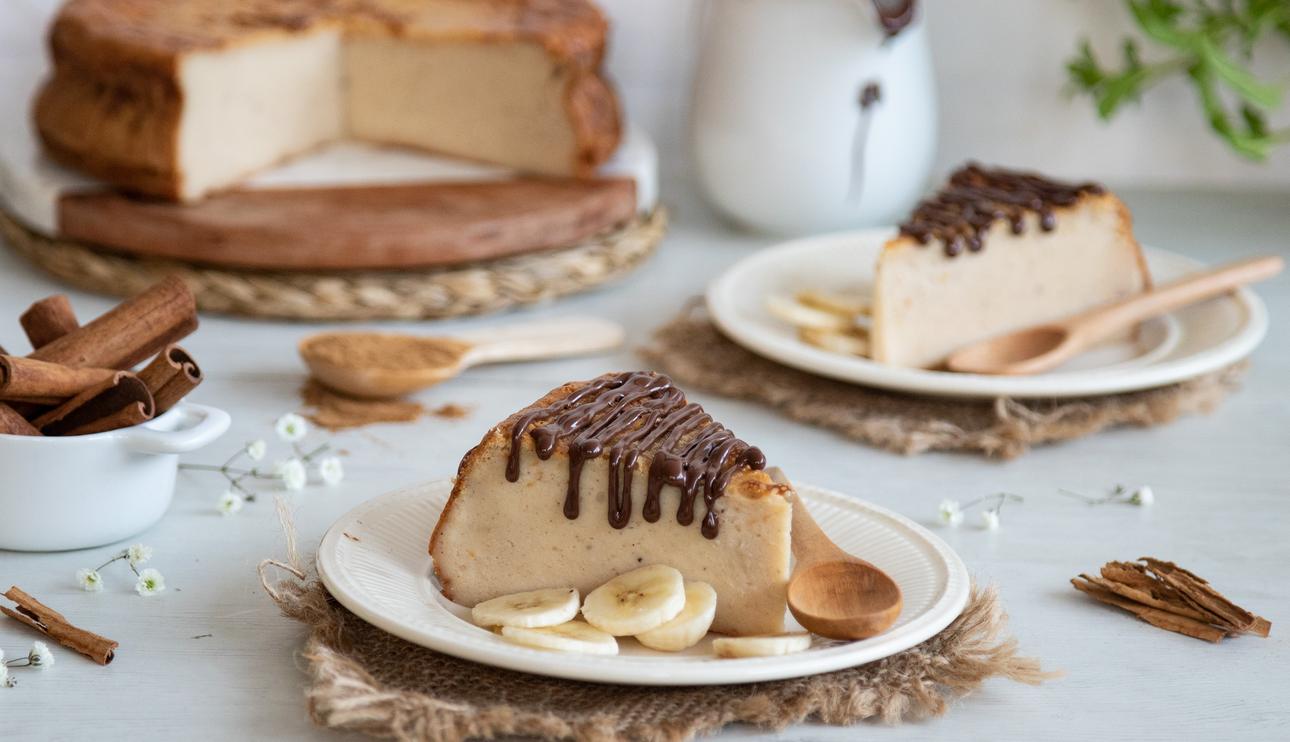 Tarta de queso y leche condensada con plátano y canela
