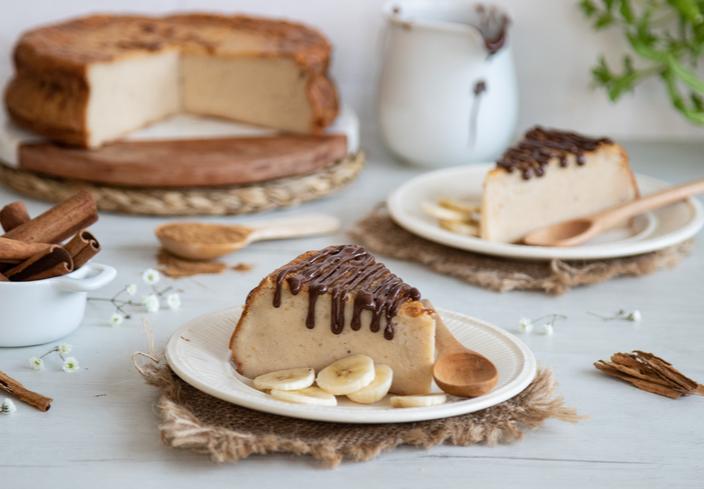 Tarta de queso y leche condensada con plátano y canela
