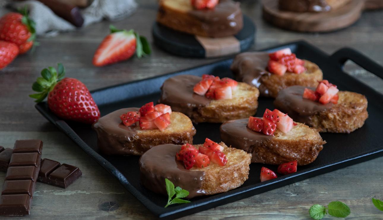 Torrijas con cobertura de chocolate con leche y fresas