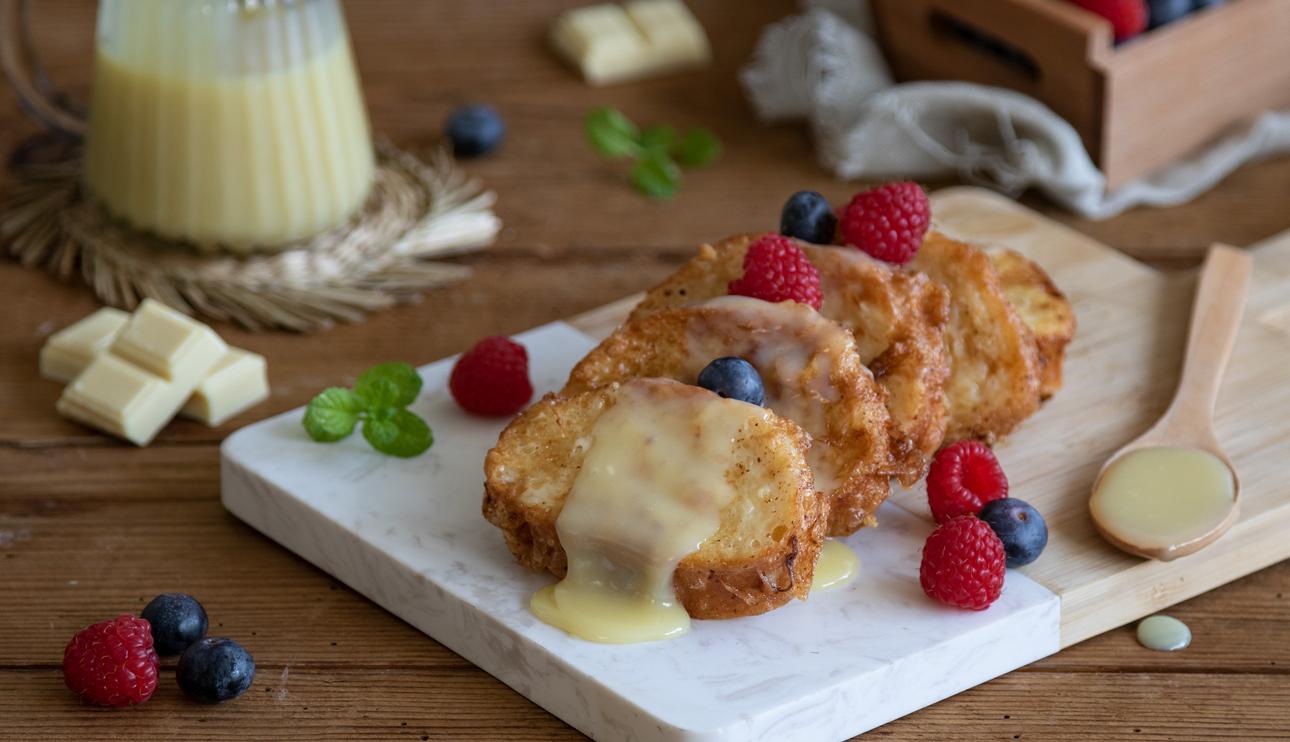 Torrijas con salsa de chocolate blanco y frutos rojos