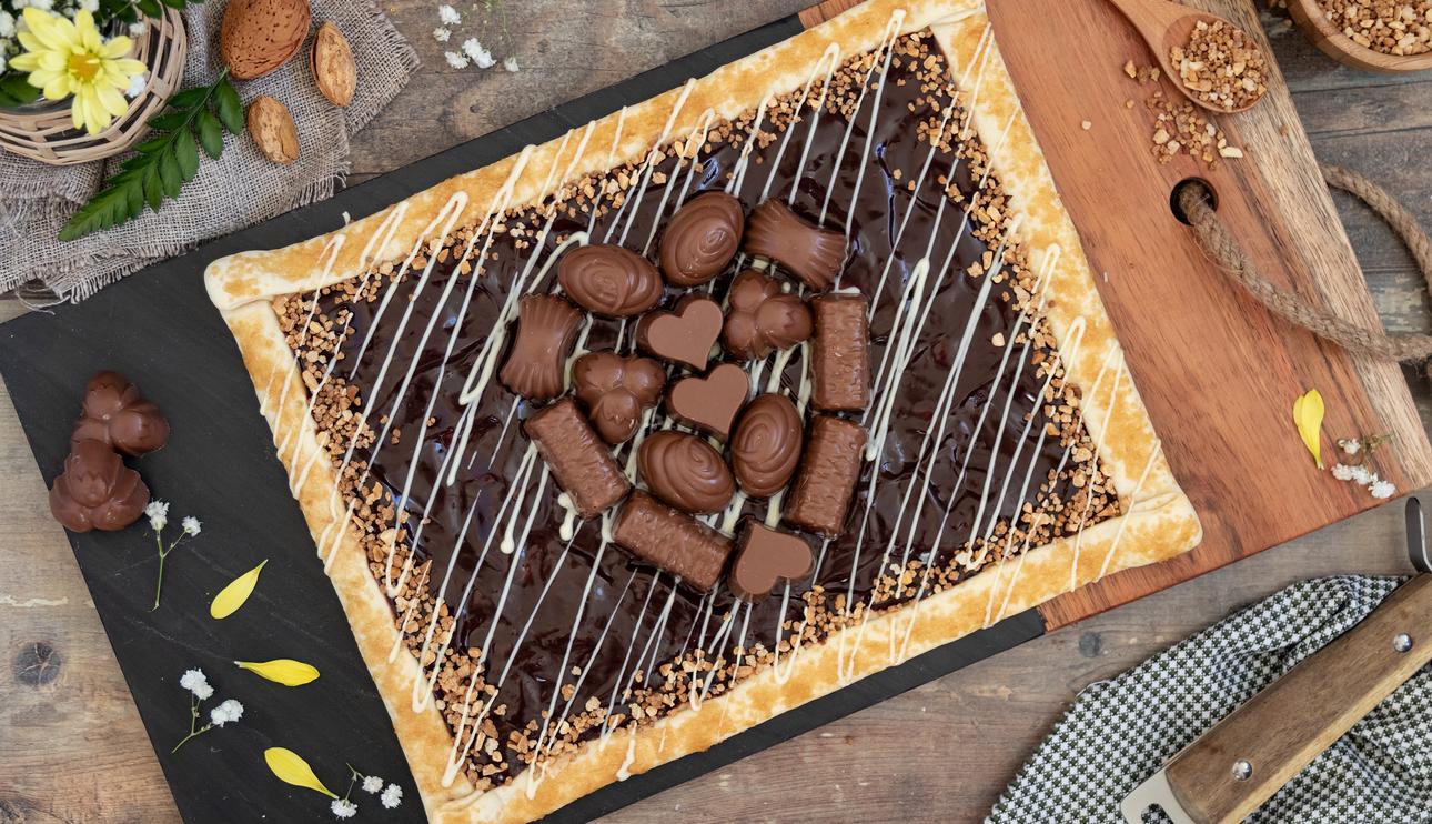 Pizza de chocolate negro con bombones y almendra crocanti