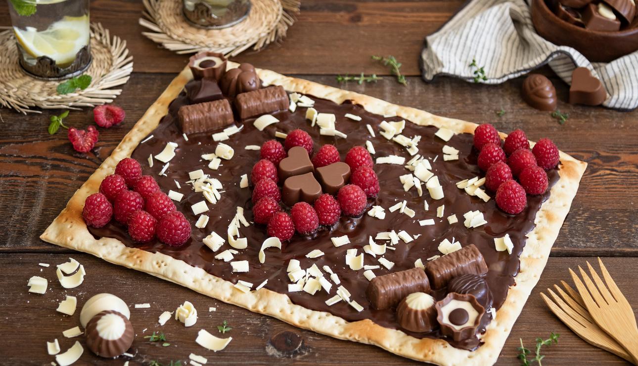 Pizza de chocolate negro 70% con bombones y frambuesas