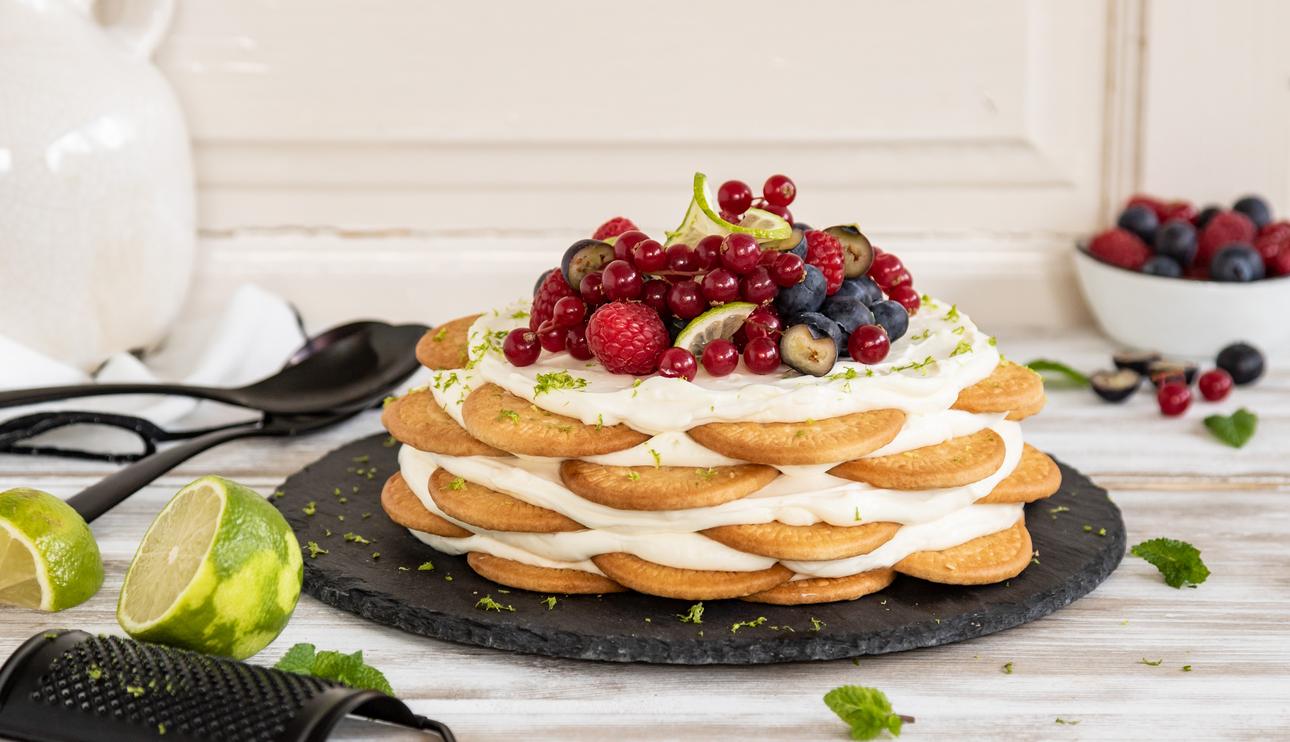 Tarta de leche condensada y galletas con lima y frutos rojos