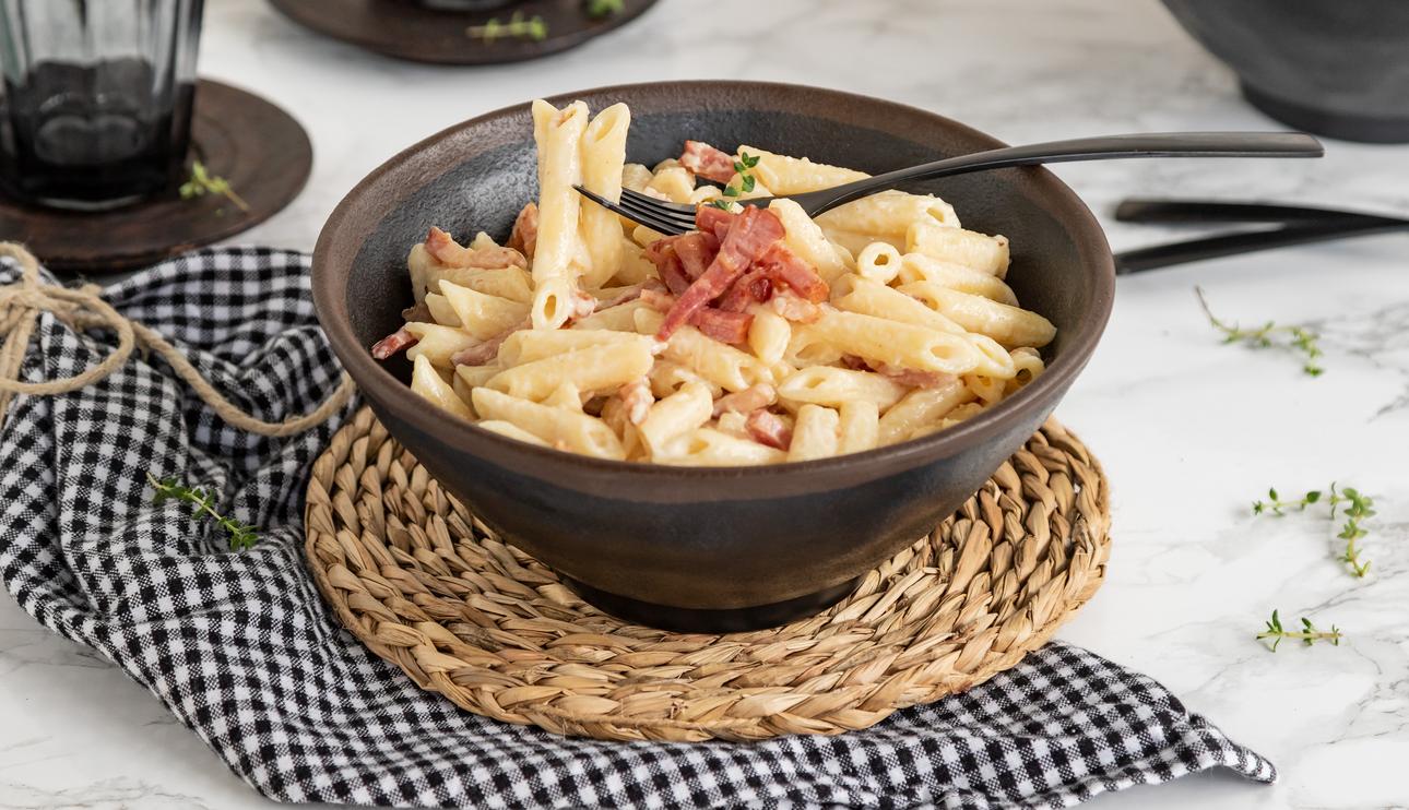 Macarrones con bechamel y bacon
