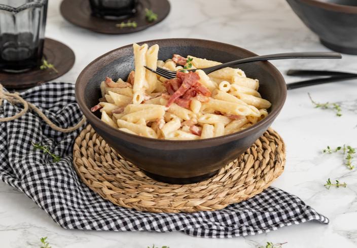 Macarrones con bechamel y bacon
