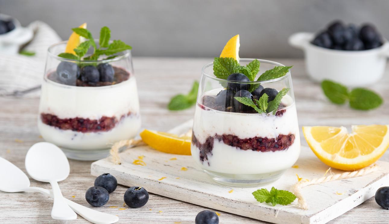 Vasitos de crema de yogur con leche condensada y arándanos