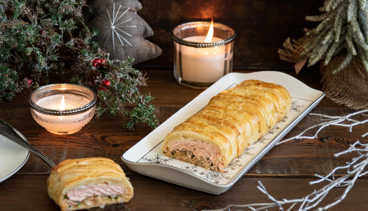 Trenza de hojaldre salada rellena de salmón fresco, gambas y puerros