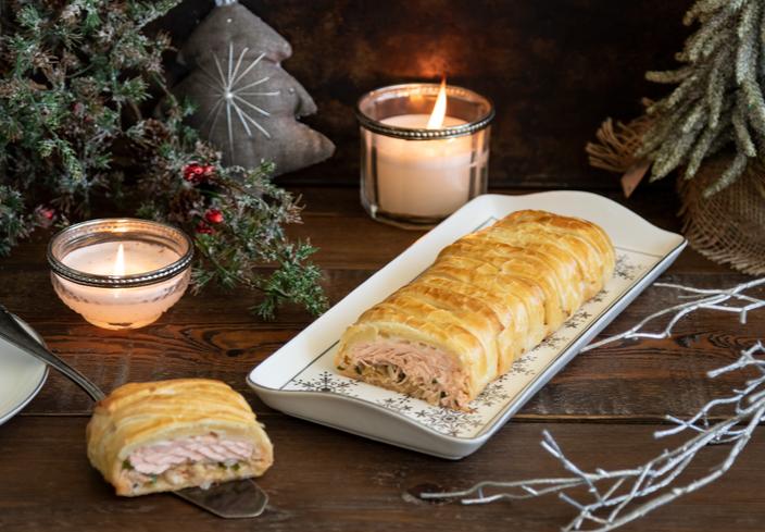 Trenza de hojaldre salada rellena de salmón fresco, gambas y puerros