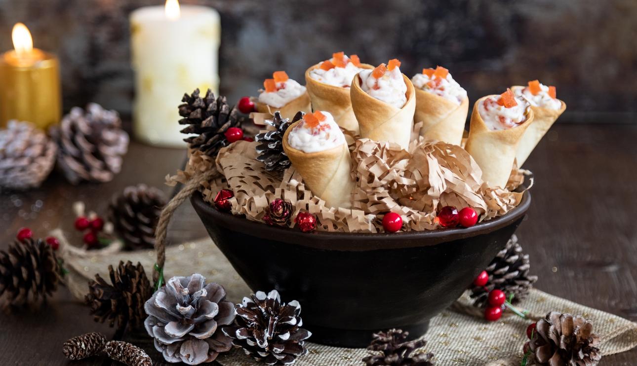 Aperitivo de conos rellenos de membrillo, queso de cabra y pera