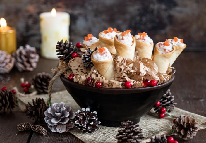 Aperitivo de conos rellenos de membrillo, queso de cabra y pera