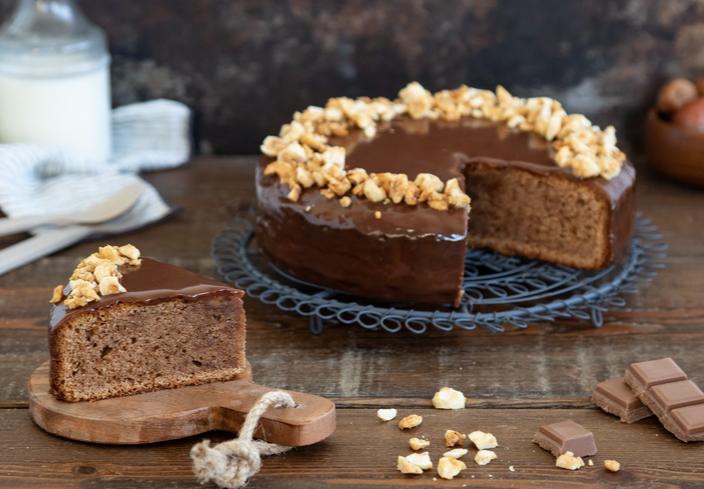 Bizcocho con cobertura de chocolate y praliné de avellanas caramelizadas