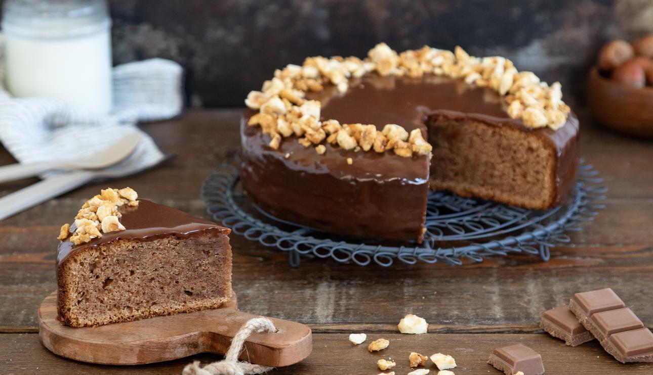 Bizcocho con cobertura de chocolate y praliné de avellanas caramelizadas